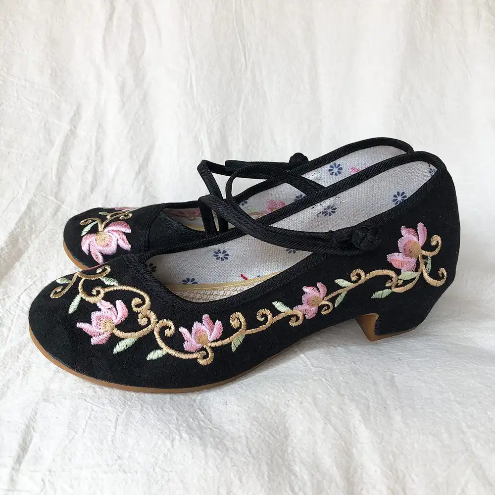Embroidered canvas block heel Old Beijing kung fu pumps with triangle strap and 4CM medium heel.