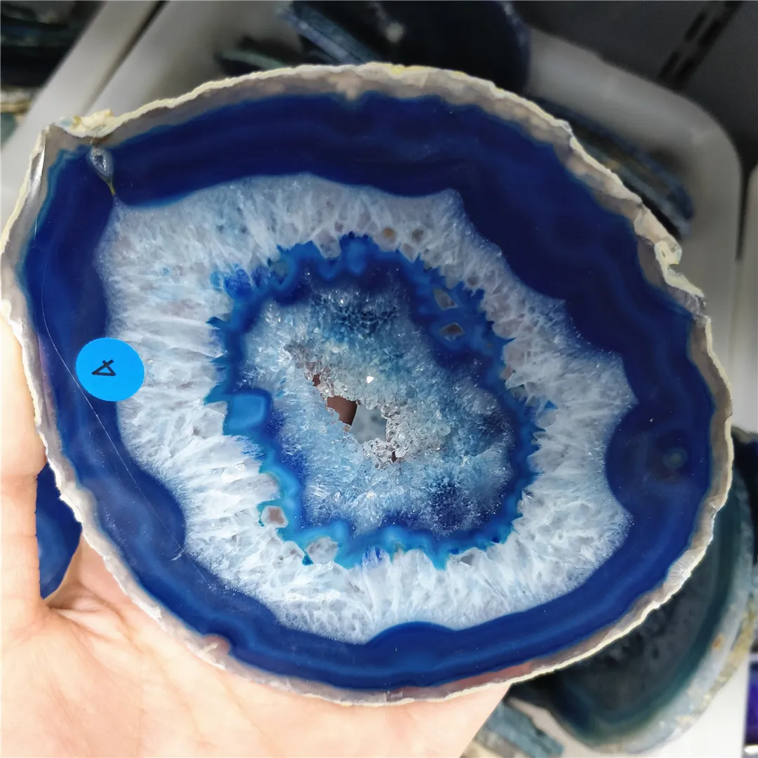 Blue agate coaster size comparison displaying 10-12cm and 14-16cm specimens side by side.