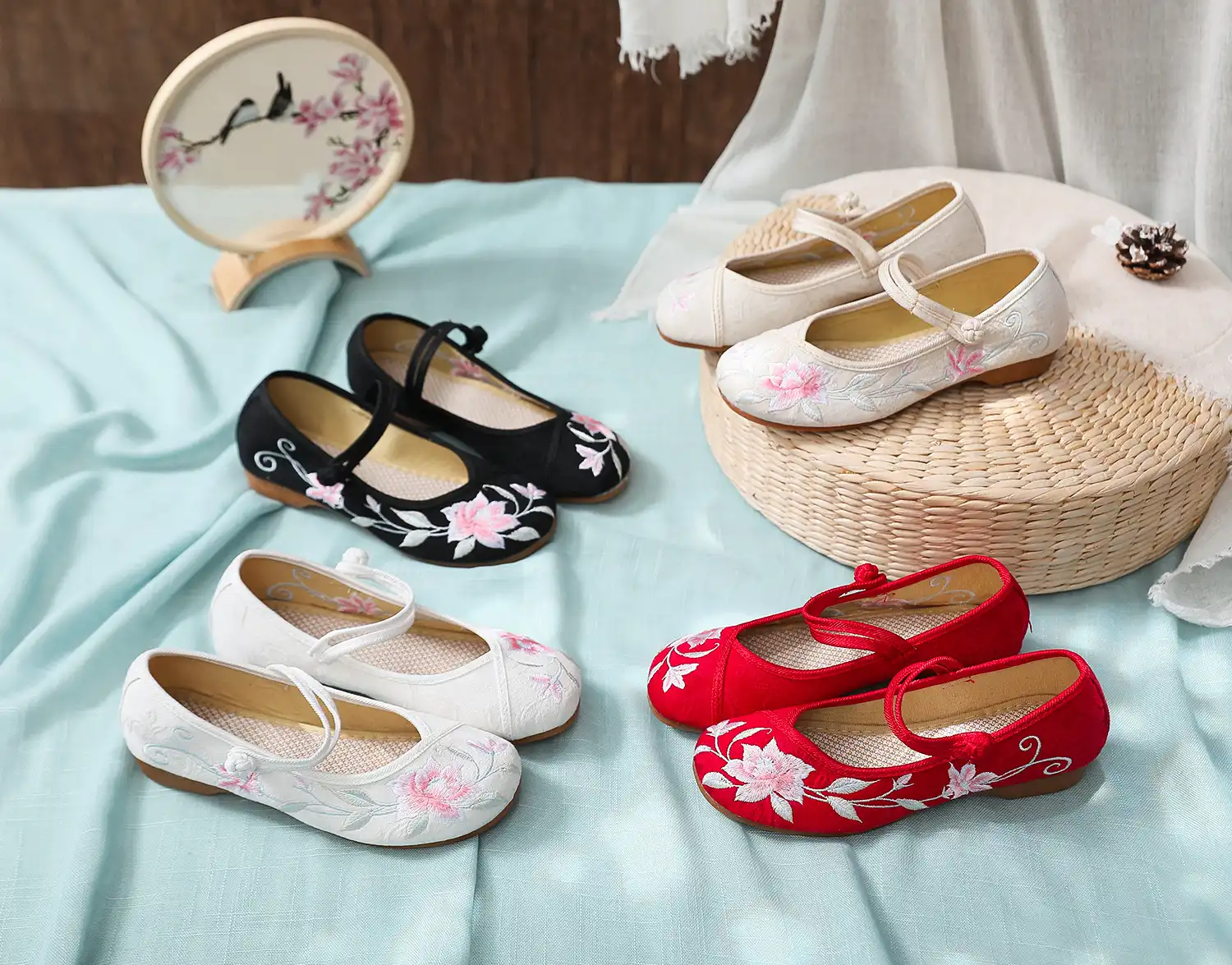Rubber outsole view showing flat heel construction and durable grip pattern for daily wear.