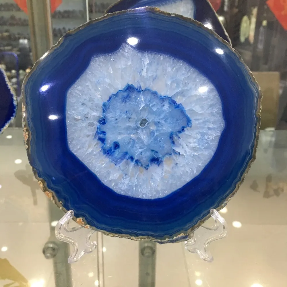 Blue agate slice weight measurement showing 280-300g substantial crystal specimen size.