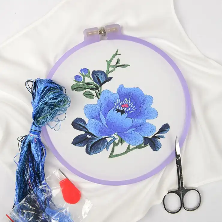 Complete Suzhou embroidery kit with 100% silk thread, handkerchief, needles and accessories.