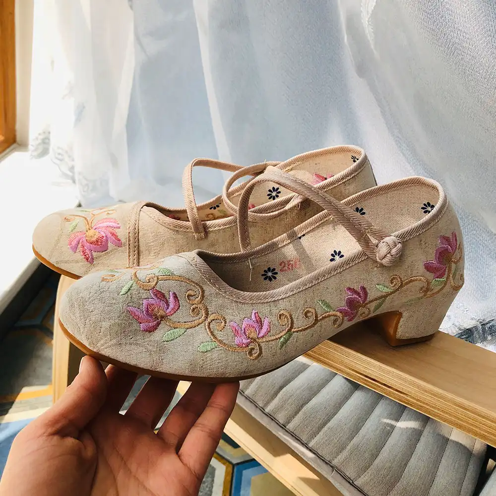 Round toe shape detail showing comfortable fit and traditional Old Beijing shoe styling.