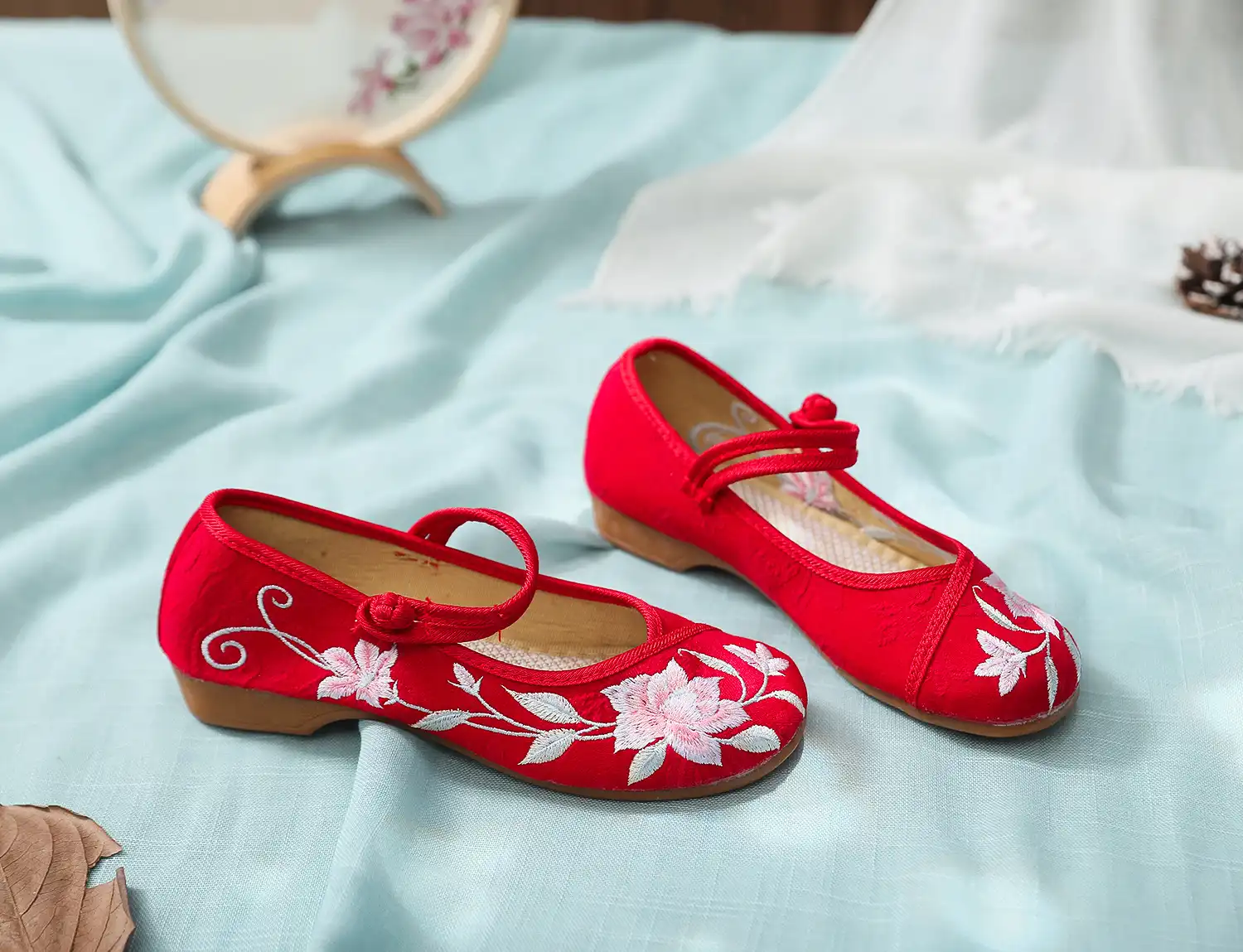Flower embroidered canvas ballet flats Old Beijing kung fu shoes with traditional Chinese floral design.