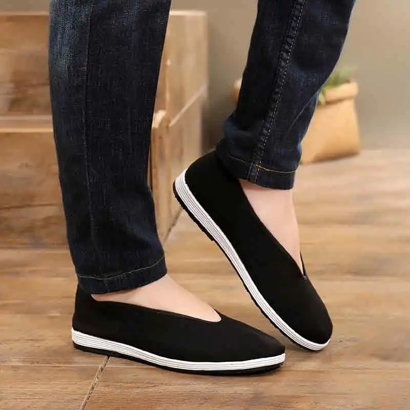 Traditional Chinese kung fu shoes displaying injection sole craft and wear-resistant construction.