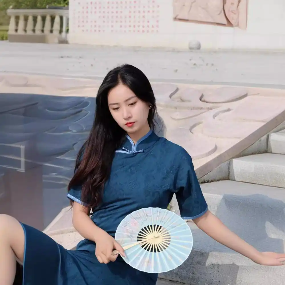 Elegant gift presentation of Japanese round bamboo fan with decorative packaging.