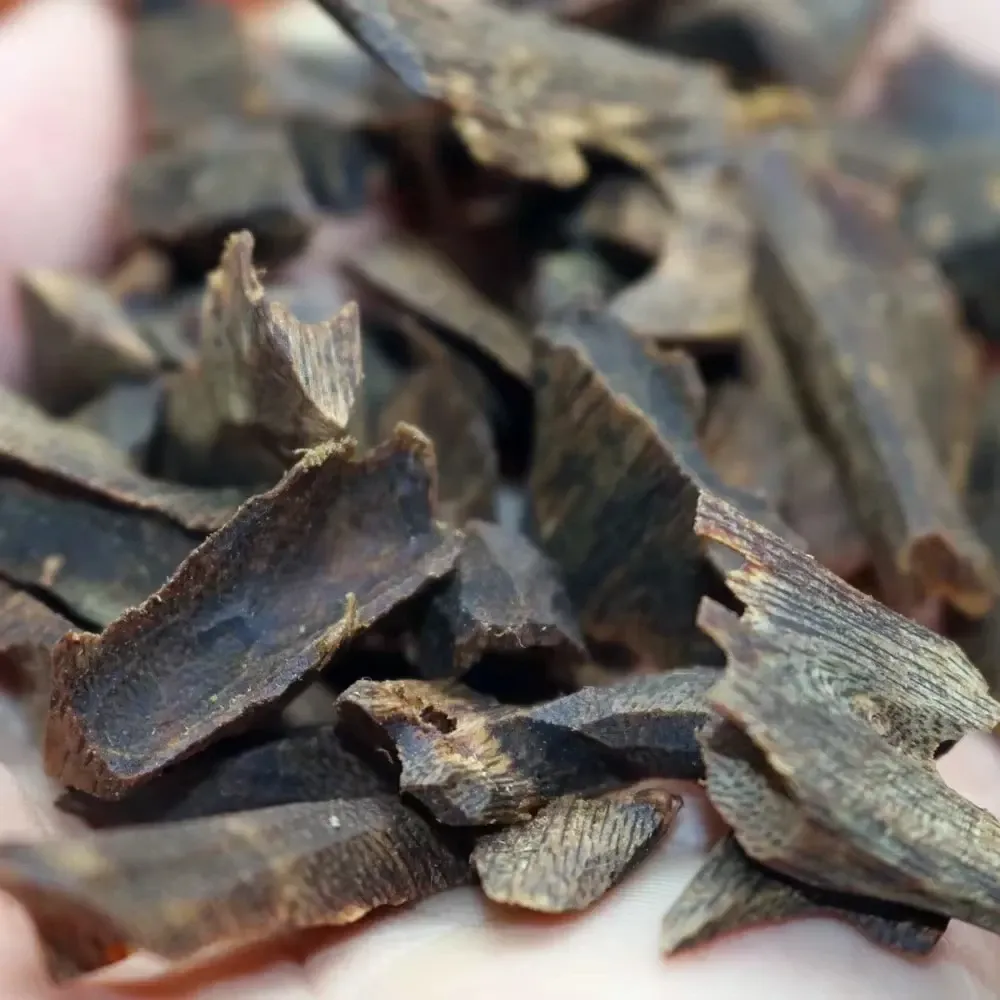 ​​Natural sinking wood oud chips arranged showing various sizes and premium quality selection.