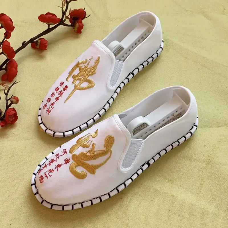 Embroidered Chinese ethnic style Hanfu kung fu shoes for women with animal print totem canvas design.