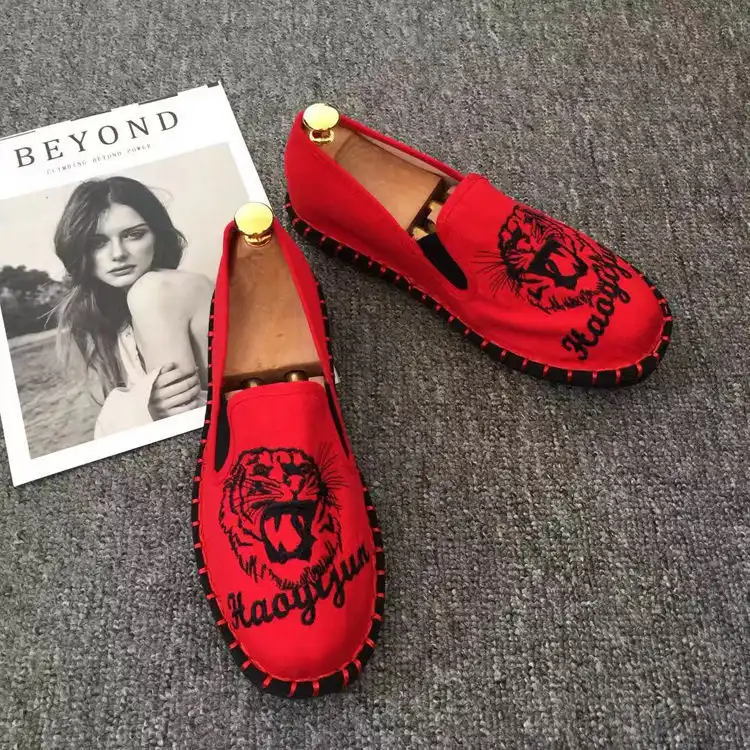 Sole view of cloth kung fu shoes showing rubber outsole with beef tendon material construction.