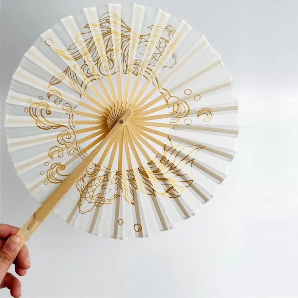 Size demonstration of 21x15cm round fan next to common objects for scale reference.