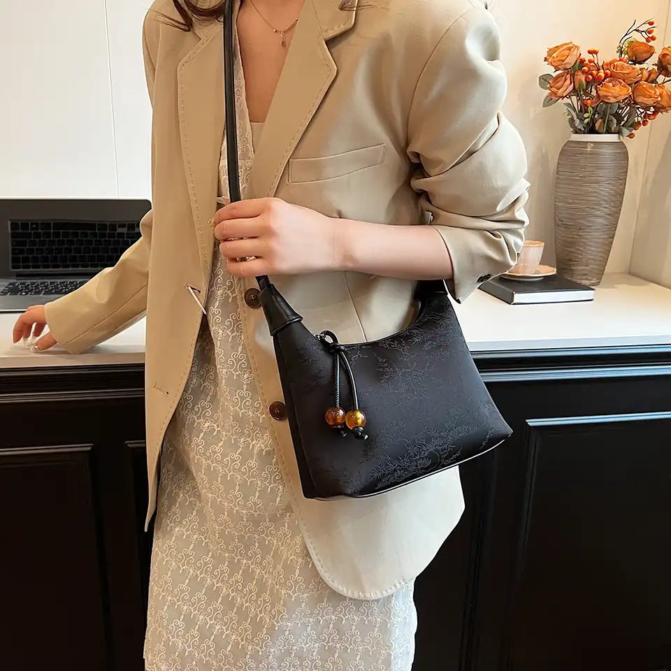 Casual tote shape silhouette highlighting versatile design and proportions.