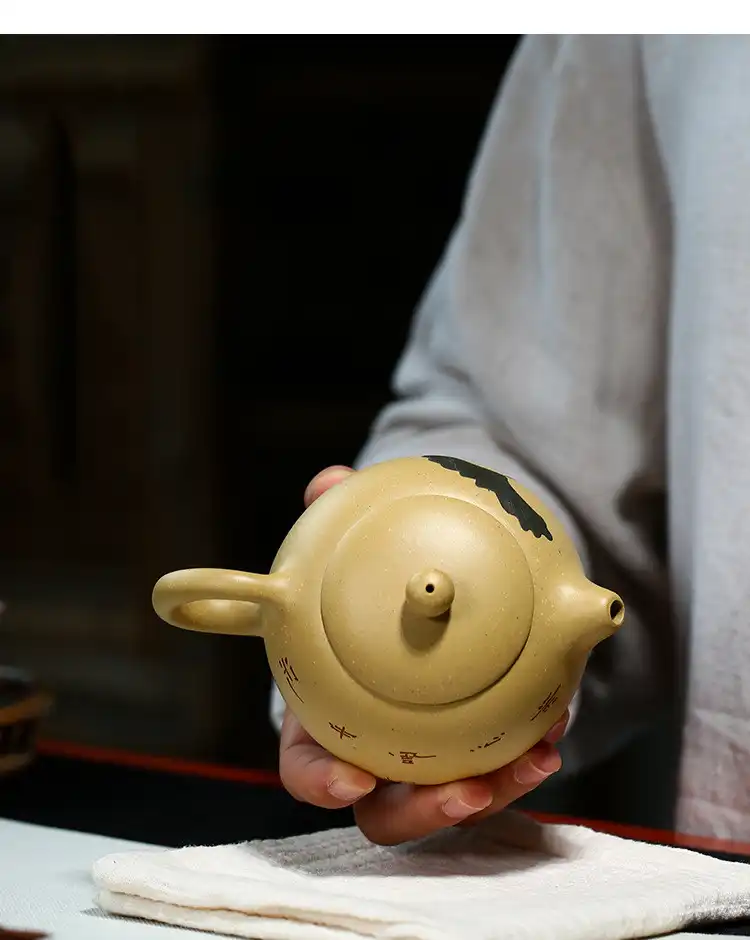 Classic Xi Shi teapot lid and knob displaying traditional Yixing pottery artisan quality.