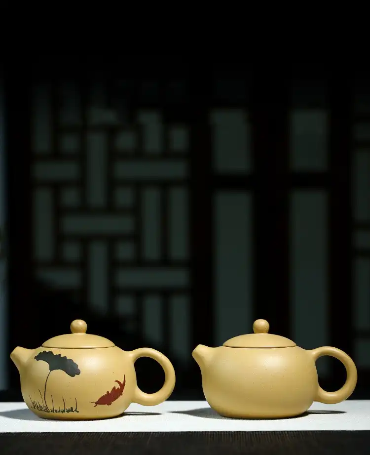 Tea brewing process using Xi Shi beauty teapot showing golden tea color and clarity.