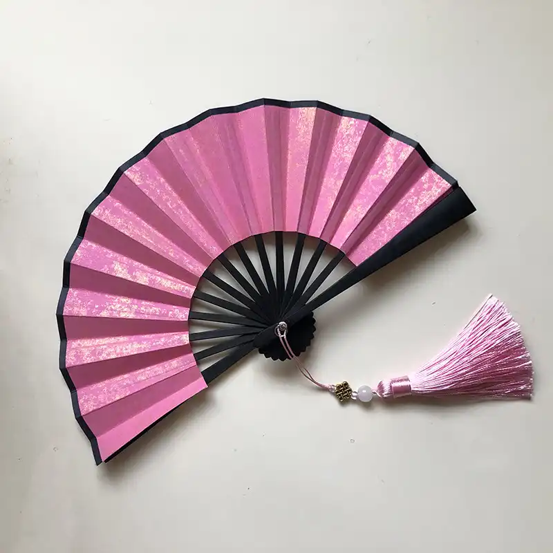 Size comparison showing 21cm paper fan dimensions next to common household items for scale reference.