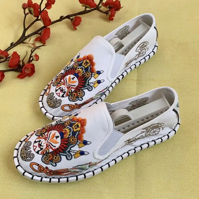 Rubber outsole view showing flat heel construction and durable grip for everyday streetwear use.
