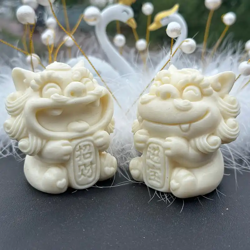 Desktop size comparison showing 6x5.8x5.8cm coconut lion statues perfect for office decoration.