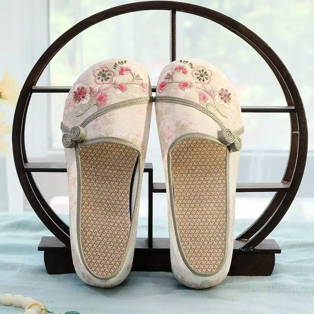 Size chart and fitting guide for womens traditional Chinese cloth shoes sizing reference.
