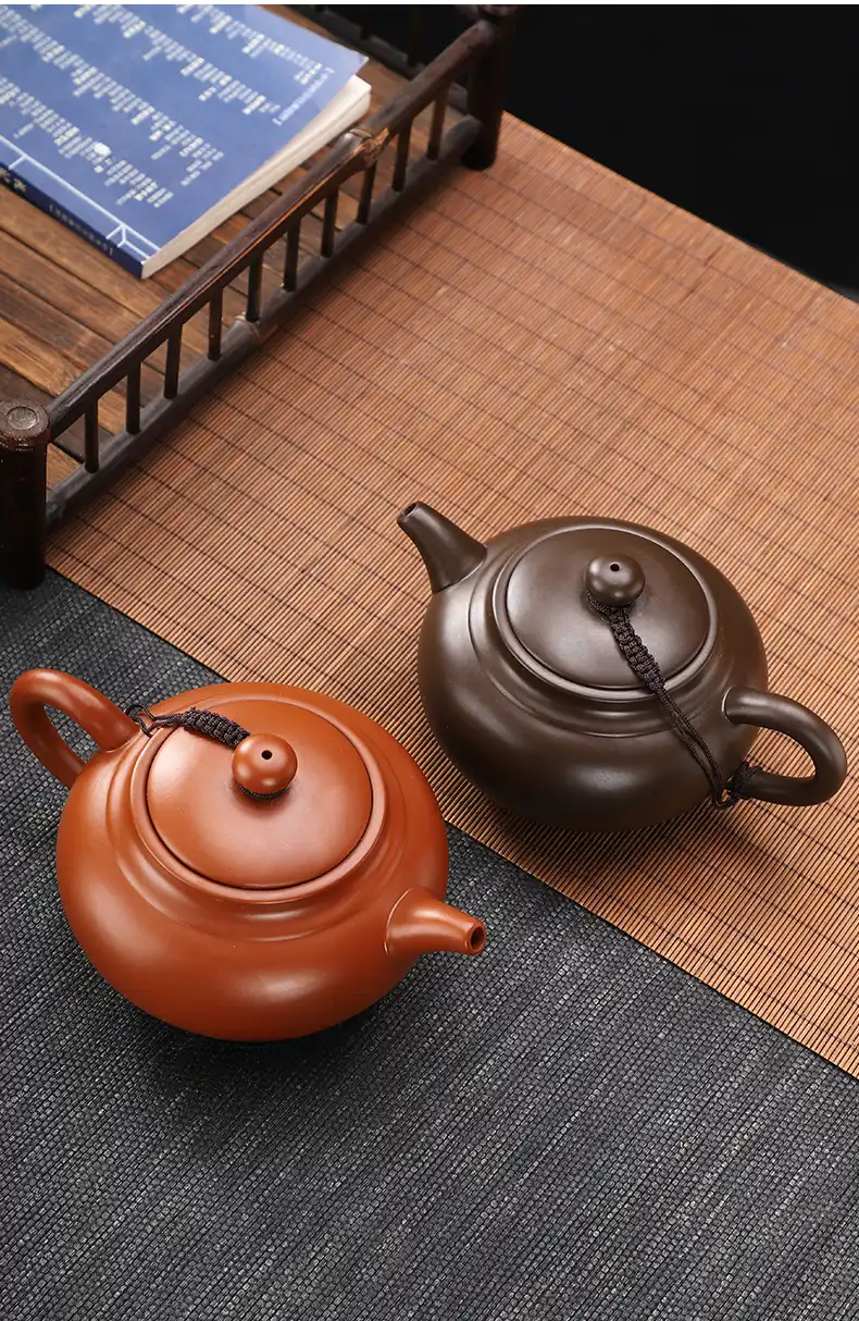 Yixing beauty teapot capacity demonstration showing 430ml volume perfect for 2-3 people serving.