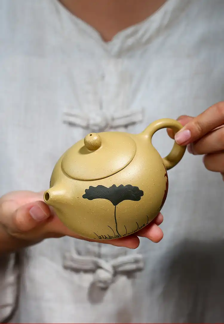 Xi Shi teapot capacity demonstration showing perfect 200ml size for personal tea sessions.