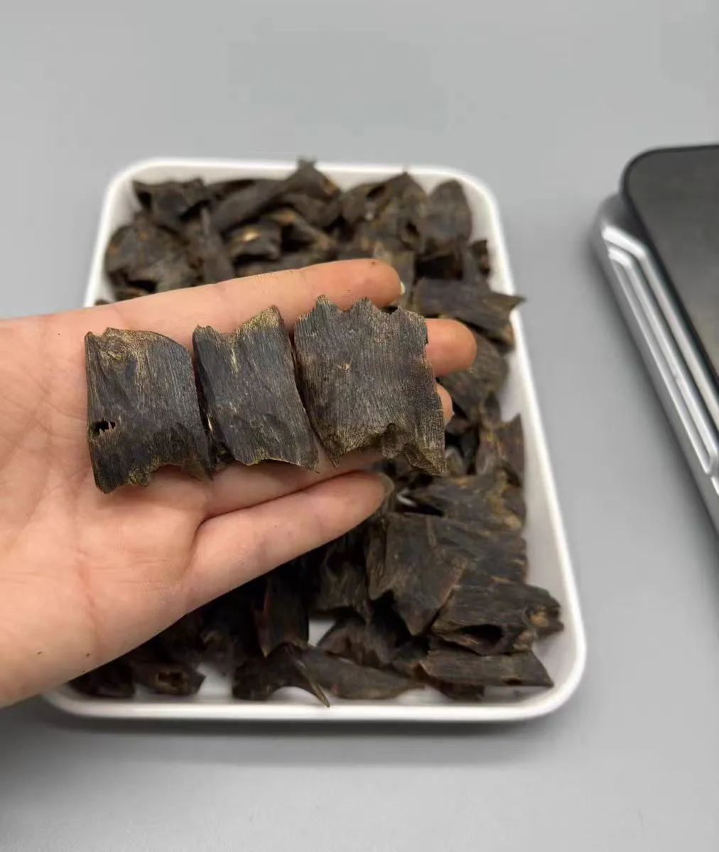 ​​Packaging of Vietnamese agarwood chips showing 11-20ML specification and brand details.