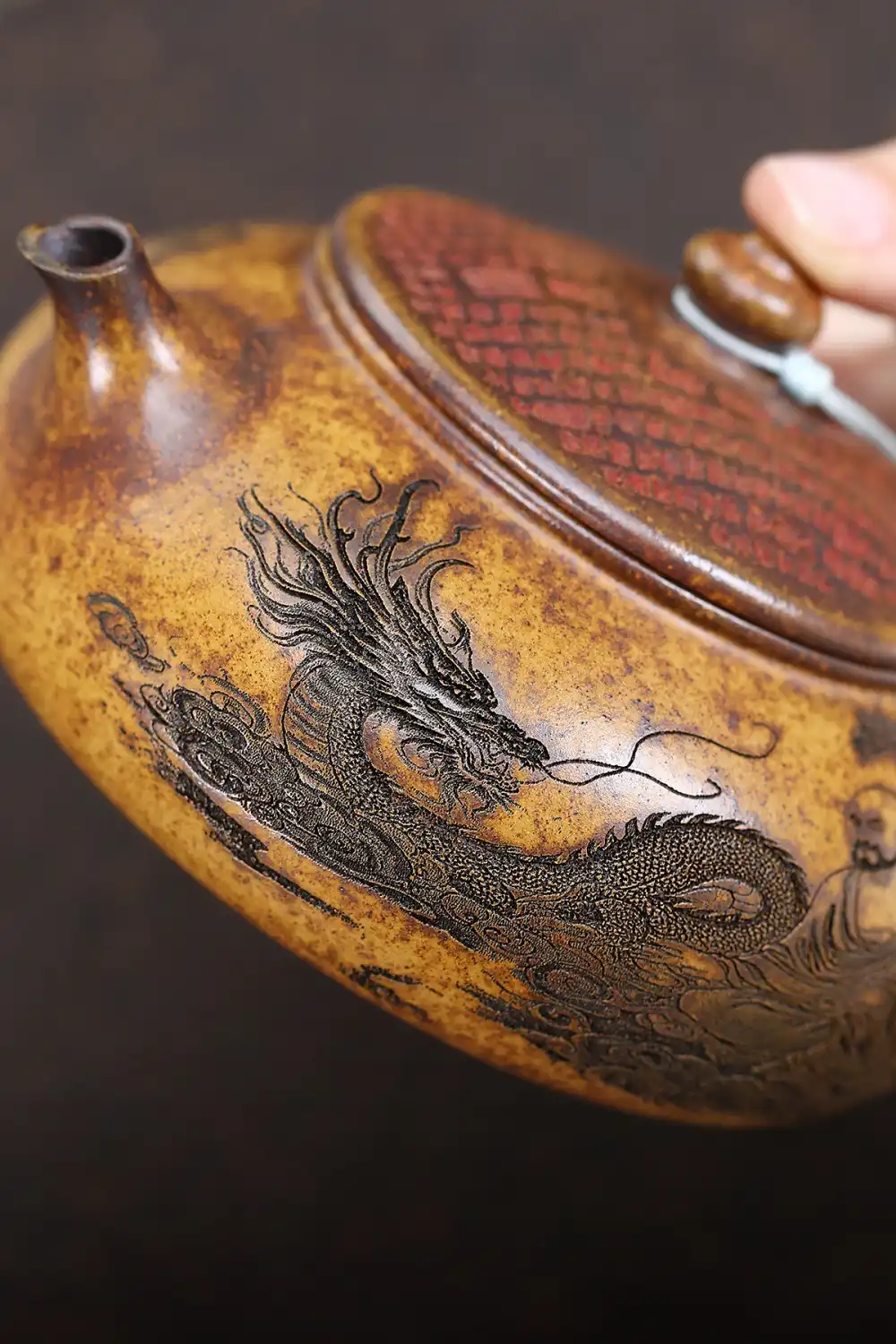 Tea brewing demonstration using keel gold sand teapot showing golden tea color and clarity.