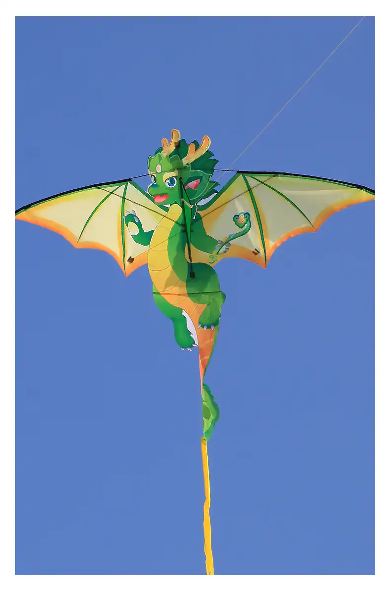 Green dragon kite performing stable flight demonstrating excellent wind catching ability.