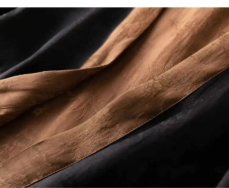 Care label and quality details of premium Xiangyunsha silk jacket construction.