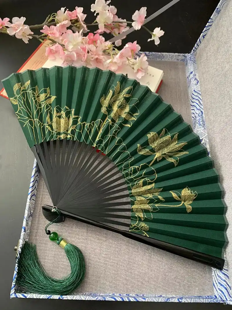Size demonstration of 45cm wide Japanese fan showing impressive cooling capacity.