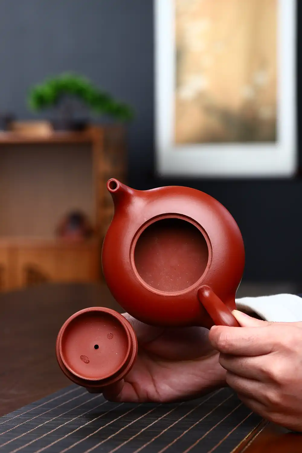 Traditional tea ceremony setup featuring 180ml Dahongpao raw ore Yixing purple clay beauty kettle.