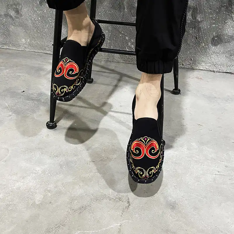 Size comparison chart showing proper fit guidelines for ethnic embroidered canvas shoes.